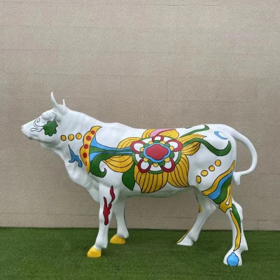Escultura de vaca animal em resina em tamanho real, pintura à mão, estátua de touro em fibra de vidro para decoração